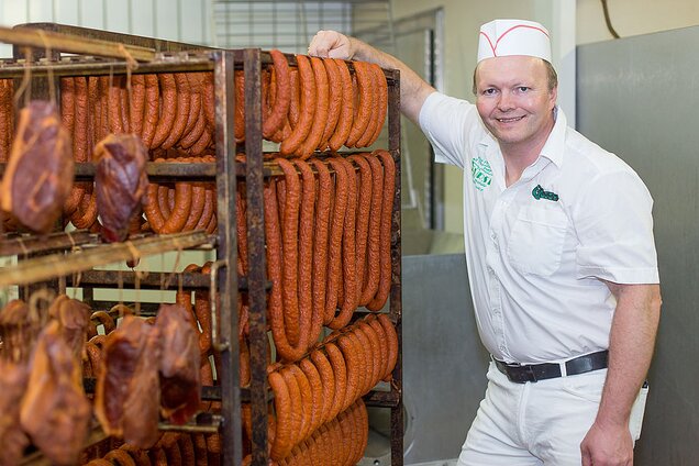 WIR HABEN DIE NAHVERSORGER-GENUSSGARANTIE Sie ist in aller Munde: Die Nahversorgung ist ein Dauerthema und wird heiß diskutiert. Die Frage lautet: Können und wollen wir auf sie verzichten oder sind uns die unbestreitbaren Vorteile, die der Nahversorger b